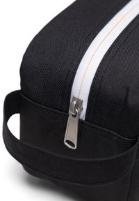 Borsa in tessuto nero con superficie texturizzata, dotata di una chiusura a zip bianca, accessori in argento e una maniglia laterale per una presa facile.