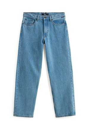 Vaqueros de mezclilla azul claro de pierna recta con bolsillos delanteros, trabillas para cinturón y cierre de botón, extendidos planos sobre un fondo blanco.