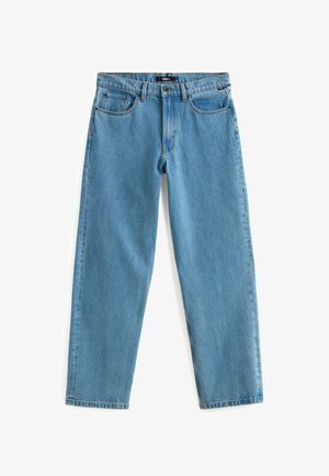 Vaqueros de mezclilla azul claro de pierna recta con bolsillos delanteros, trabillas para cinturón y cierre de botón, extendidos planos sobre un fondo blanco.