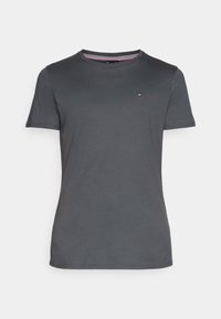 Graues Baumwoll-T-Shirt mit kurzen Ärmeln und Rundhalsausschnitt. Verfügt über ein kleines gesticktes Logo auf der Brust und ein gestreiftes Detail am Ausschnitt.