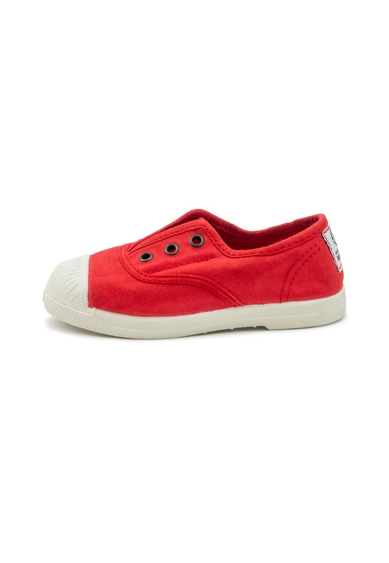 Piros vászon slip-on cipő fehér gumi orr kalappal és két fém szellőzőlyukkal. Lapos talp texturált grip-pel.