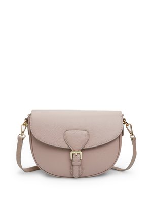 Borsa a tracolla rotonda realizzata in morbida pelle rosa, dotata di chiusura a pattina, accessori in oro e dettaglio decorativo a fibbia.