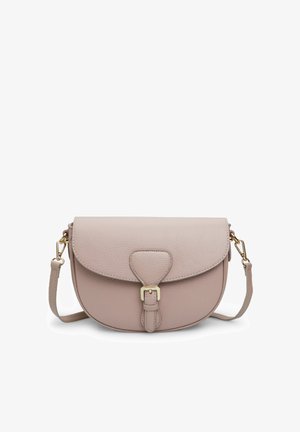 Borsa a tracolla rotonda realizzata in morbida pelle rosa, dotata di chiusura a pattina, accessori in oro e dettaglio decorativo a fibbia.