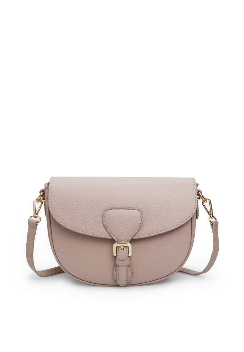 Borsa a tracolla rotonda realizzata in morbida pelle rosa, dotata di chiusura a pattina, accessori in oro e dettaglio decorativo a fibbia.