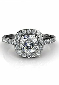 Ronde diamanten ring met een grote centrale steen omringd door kleinere ronde diamanten. De band is van zilver met een gepolijste afwerking.