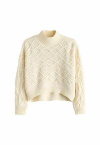Pull en crème épais avec un col montant, présentant des motifs en losange texturés et des bords côtelés au niveau des poignets et de l'ourlet. Design court.