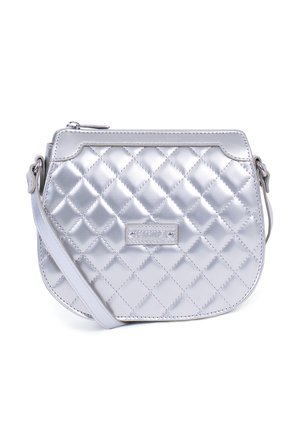 Sac bandoulière argent matelassé avec fermeture éclair sur le dessus, bandoulière réglable et plaque de marque rectangulaire à l'avant.