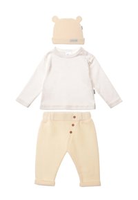 Cremfarbens Langarmshirt mit Schulterdruckknöpfen, kombiniert mit beigen Fleecehosen mit Knopfdetail und einer passenden Mütze mit Bärenohren.