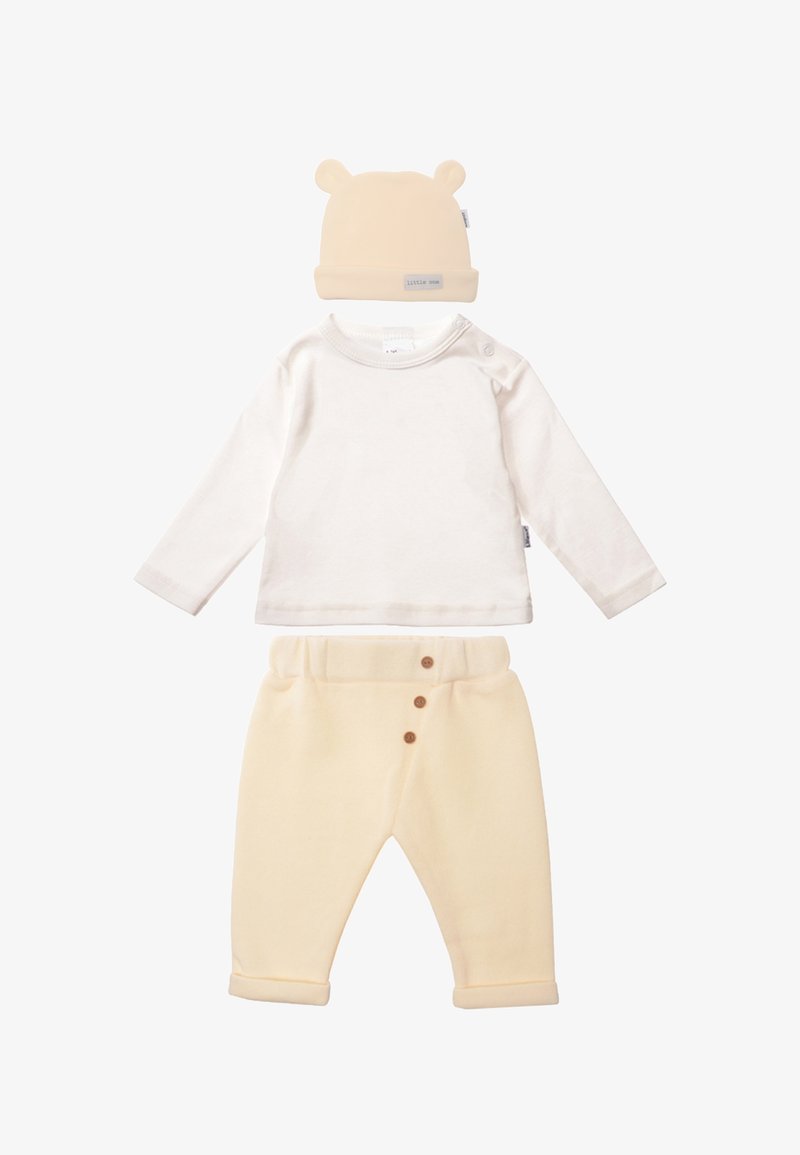 Cremfarbens Langarmshirt mit Schulterdruckknöpfen, kombiniert mit beigen Fleecehosen mit Knopfdetail und einer passenden Mütze mit Bärenohren.