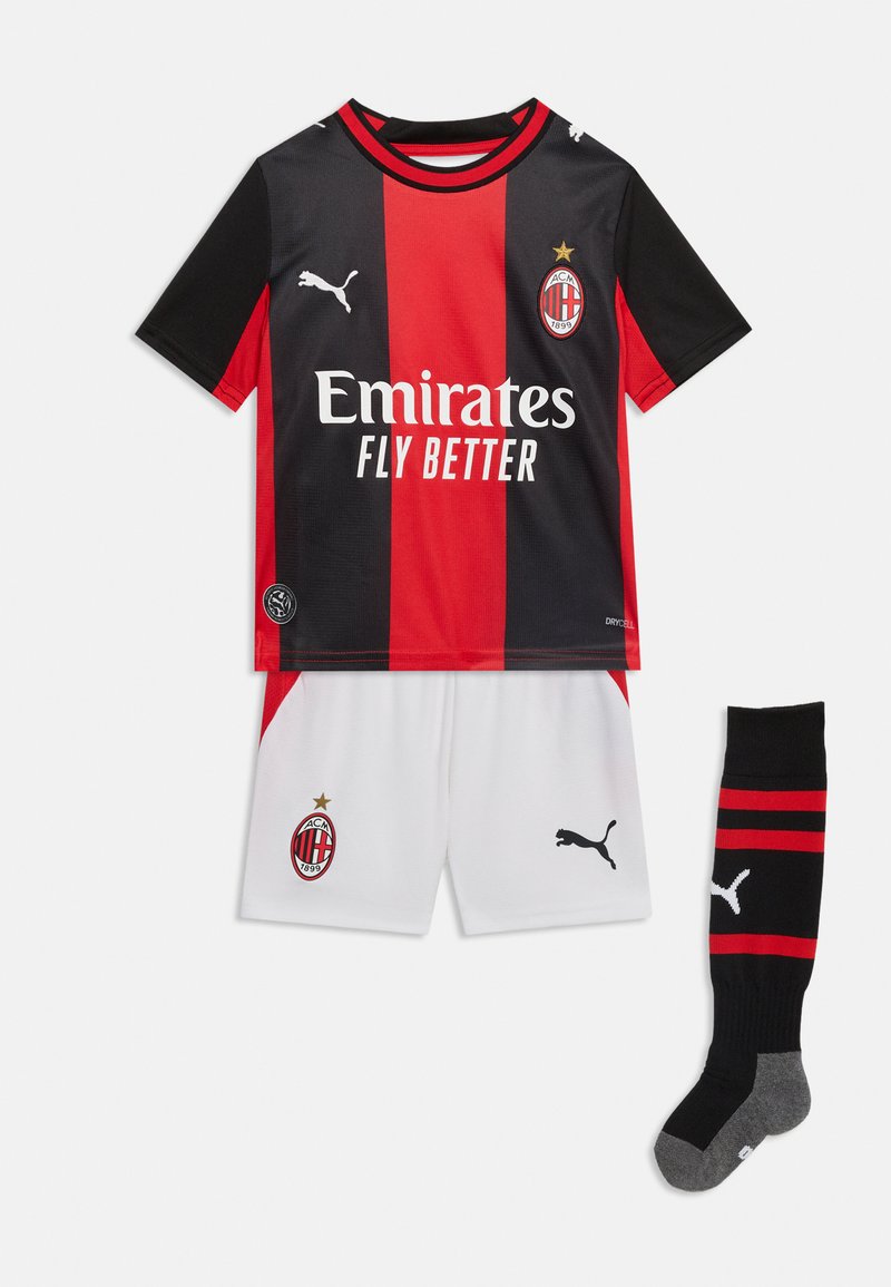 Σετ ποδοσφαίρου νέων της AC Milan με μαύρη και κόκκινη ριγέ φανέλα, λευκό σορτς και μαύρες κάλτσες με κόκκινες ρίγες και λογότυπα Puma.