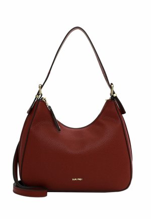Sac à main en cuir grainé rouge avec une forme courbée, des accents dorés et une bandoulière amovible. Il dispose d'une poignée supérieure et d'une fermeture éclair.