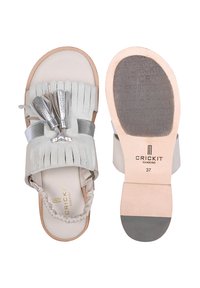 Sandali in pelle grigia con design frangiato, dettagli in argento e suola testurizzata. Presentano un cinturino elastico per comfort e vestibilità flessibile. Taglia 37.