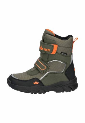 Grüne Kinderstiefel mit orangefarbenen Akzenten, Klettverschlüssen, strukturiertem Material und einer robusten schwarzen Sohle, die für Komfort und Haltbarkeit entwickelt wurden.