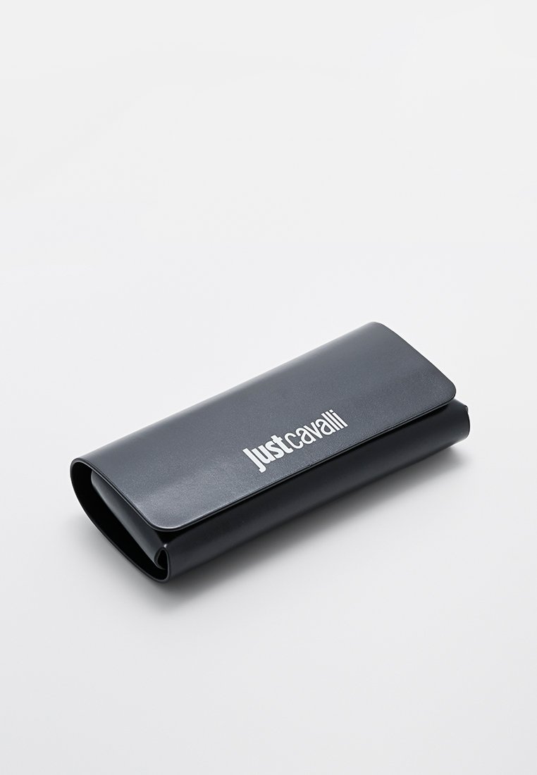 Pochette en simili cuir noir avec une texture lisse, des bords arrondis et une fermeture magnétique. Logo argenté "Just Cavalli" bien en évidence.