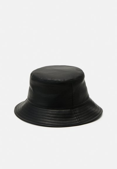 Pălărie cu funde din piele neagră, cu o textură netedă, coroana rotundă și o margine lată, cu striații. Fără logo-uri sau modele proeminente.