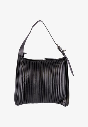 Borsa in pelle nera con pieghe orizzontali, una singola tracolla regolabile e chiusura con zip nella parte superiore. Texture liscia e forma strutturata.