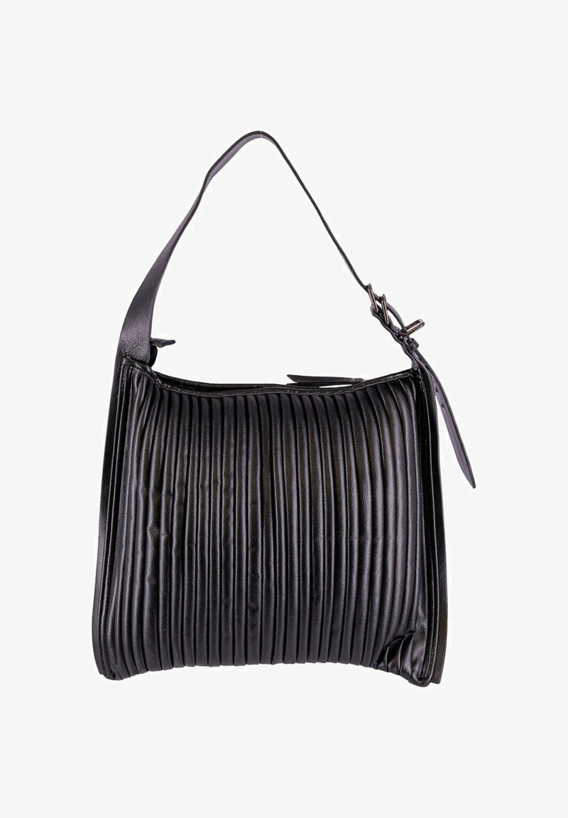 Borsa in pelle nera con pieghe orizzontali, una singola tracolla regolabile e chiusura con zip nella parte superiore. Texture liscia e forma strutturata.