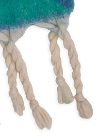 Geweven textiel in een teal en blauwe gradient met drie gedraaide witte franjes aan de onderkant, met nette vlechtwerken en een zachte textuur.