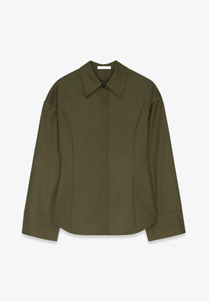 Alyvuogių spalvos ilgomis rankovėmis marškiniai su struktūruotu dizainu, smailiu apykaklės ir subtiliu tekstūru. Savybės: mygtukų užsegimas ir suapvalintas kraštas.