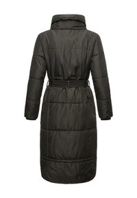 Manteau matelassé vert foncé, long, avec un col haut, une taille ceinturée et une texture matelassée. Il possède des manches longues et une longueur mi-mollet.
