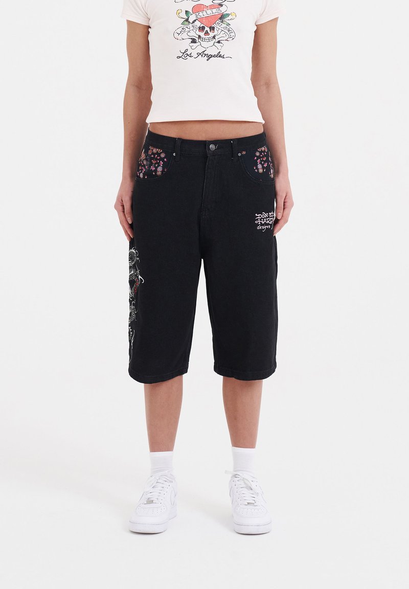Pantalones cortos de mezclilla negros con bolsillos de patrón floral, bordado gráfico en el lado izquierdo y un corte relajado que llega por debajo de la rodilla.