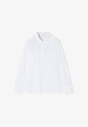 Camisa blanca de manga larga con cuello tipo polo, con patrones de hojas texturizadas. Fabricada en tejido transpirable, de corte ligeramente holgado.