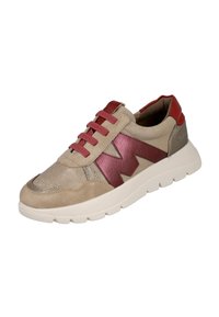 Zapatilla beige con detalle lateral en zigzag burdeos, cordones burdeos a juego, lengüeta roja en el talón y suela gruesa de goma blanca.