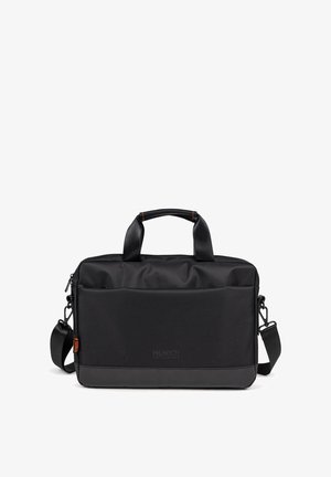 Maletín negro para portátil hecho de tela duradera, con doble asa superior, correa de hombro desmontable y un bolsillo frontal. Detalle sutil del logo.