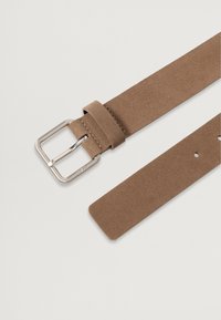 Cinturón de ante marrón con una hebilla metálica rectangular plateada, con una textura suave, un diseño limpio y múltiples agujeros ajustables.