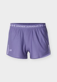 Μωβ αθλητικό σορτς Under Armour με ελαστική μέση που φέρει το όνομα και το λογότυπο της μάρκας, ελαφρύ ύφασμα και πλαϊνές ραφές σε απλό φόντο.