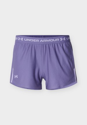 Pantaloni scurți atletici mov Under Armour cu talie elastică ce prezintă numele mărcii și logo-ul, material ușor și cusături laterale pe un fundal simplu.