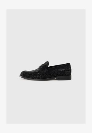 Mocasini negri pentru bărbați, cu embellishments strălucitoare, toc mic și detaliu tip penny strap, prezentate în profil pe un fundal simplu.