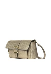 Sac à main en or métallique avec une forme structurée, une surface texturée, un rabat plié et une boucle décorative. Sangle d'épaule ajustable incluse.