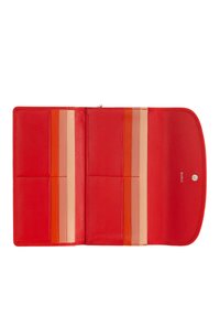 Cartera de cuero roja con múltiples ranuras para tarjetas en tonos de rojo, naranja y beige. Textura suave, cierre con cremallera y un sutil detalle de logo.