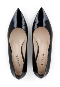 Scarpe con tacco alto in pelle verniciata nera, con punta affilata e un design a ritaglio sui lati. L'interno presenta una soletta beige.