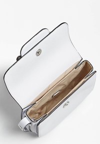 Bílá kožená kabelka s texturovaným povrchem, stříbrnými kovovými doplňky a béžovou podšívkou. Obsahuje uzávěr na patent a dvě přihrádky.