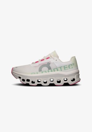 Sneaker bianca con tomaia in rete testurizzata, dettagli rosa e menta, branding Cloudtec, suola ammortizzata unica con ritagli esagonali.