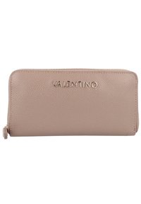 Valentino piniginė pagaminta iš grublėtos taupe odos su sidabriniais elementais, užtrauktuku uždaroma ir ant priekinės pusės turi įspaustą logotipą, pasižyminti sklandžiu, tekstūruotu paviršiumi.