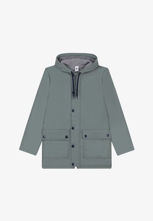 Lichtgroene waterdichte jas met een capuchon, voor knopen, marineblauwe accenten en twee voorkragen. Gestreepte voeringdetail zichtbaar.