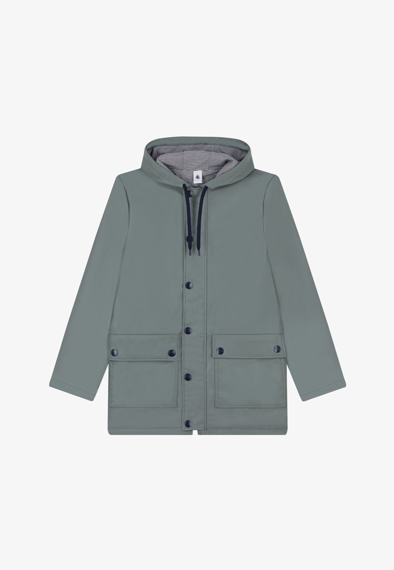 Lichtgroene waterdichte jas met een capuchon, voor knopen, marineblauwe accenten en twee voorkragen. Gestreepte voeringdetail zichtbaar.