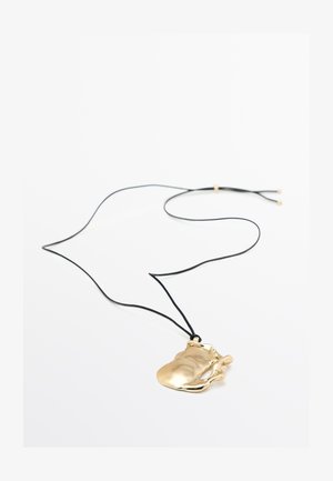 Collana con pendente in oro dal design organico e fluido, sospesa su un cordino nero. Il cordino presenta due dettagli metallici per la regolazione.