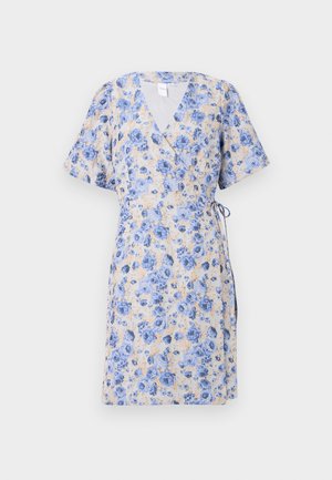 Vestido em forma de envelopamento feito de um tecido leve e texturizado, apresentando um padrão floral azul sobre um fundo claro. Mangas curtas e um laço na cintura.