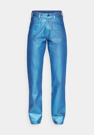Blå metalliske jeans med rett ben-design, fem-lommestil, knappelukking og blank finish, som fremhever tekstur og farge.