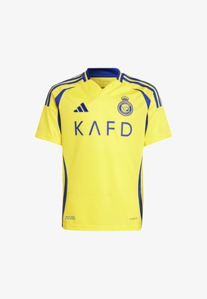 Maillot de football à manches courtes jaune avec des accents et des rayures bleues. Doté d'un col rond et d'un logo sur la poitrine supérieure gauche. Le matériau est léger.