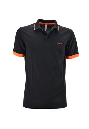 Polo nero con accenti arancioni sul colletto e sulle maniche. Realizzato in tessuto leggero, presenta un'apertura con due bottoni e un dettaglio con logo.