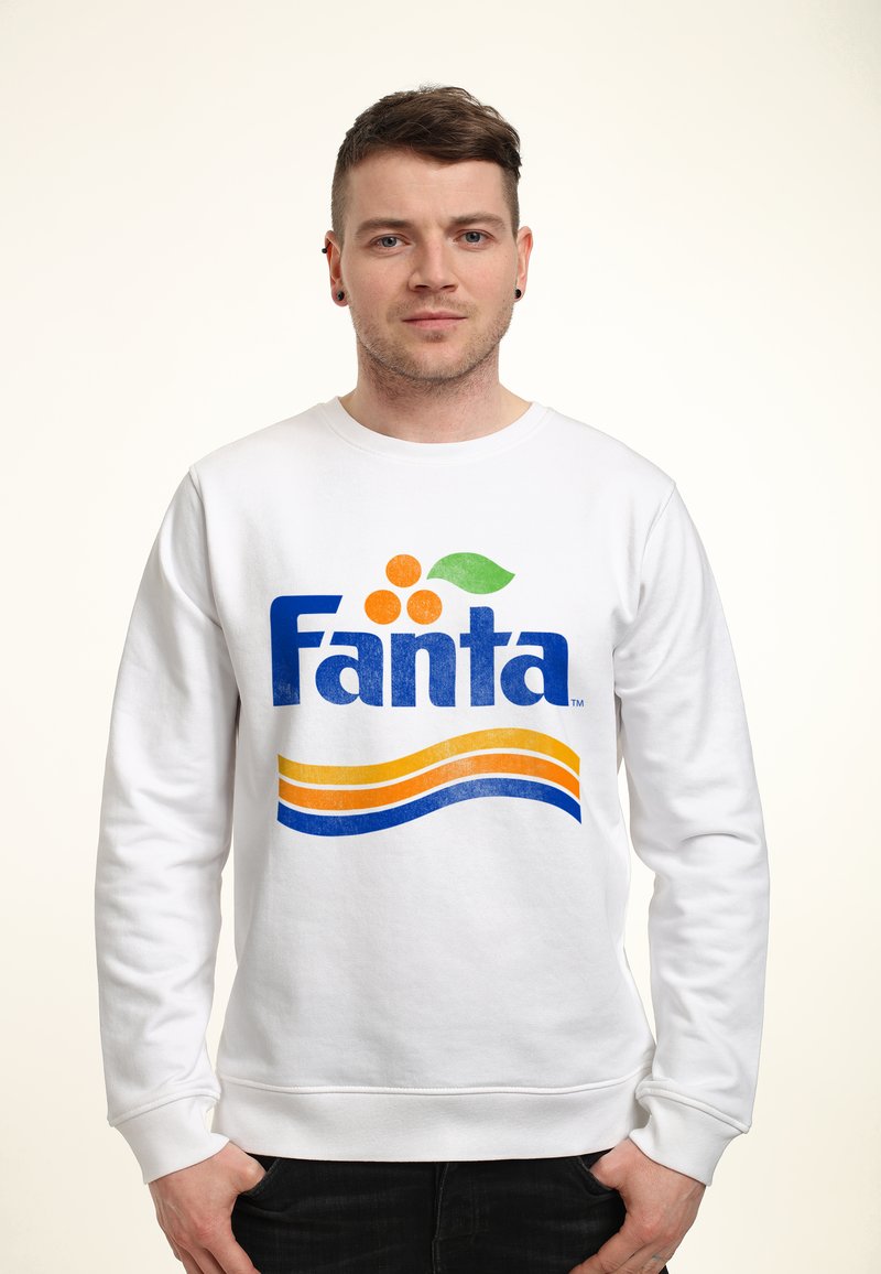 Bílá mikina s modrým logem "Fanta" s oranžovými tečkami a zelenými dotaženými detaily, doplněná žlutými a modrými vlnkovými vzory.