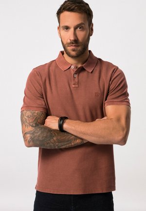 Hernings polo-shirt med korte ærmer i rustfarve, lavet af struktureret bomuld, med krave, to knapper og et diskret logo på brystet.