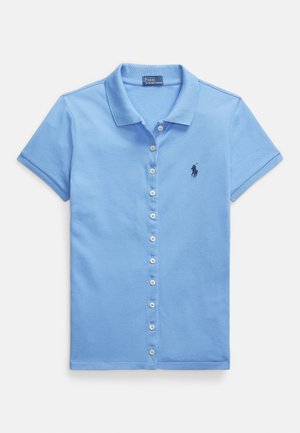 Svetlo modra polo majica iz bombaža z gubami na sprednji strani, kratkimi rokavi in izvezanim logotipom na levi strani prsnega koša.