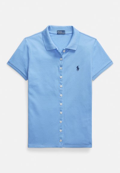 Svetlo modra polo majica iz bombaža z gubami na sprednji strani, kratkimi rokavi in izvezanim logotipom na levi strani prsnega koša.