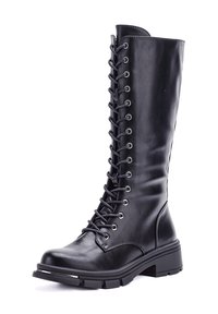 Botas de cuero negras hasta la rodilla con parte delantera con cordones, ojales metálicos y una suela gruesa y robusta para tracción. Textura suave y ligero brillo.